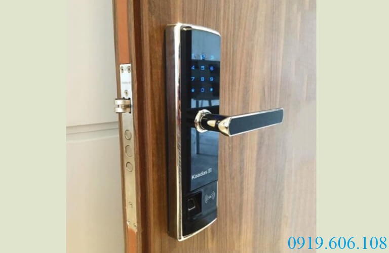 Sử dụng khóa vân tay Kaadas 5155 người dùng có thể thay pin khóa dễ dàng