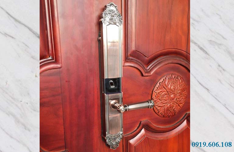 Khóa cửa vân tay Kaadas 6002 khi được lắp ráp trên cửa gỗ đỏ