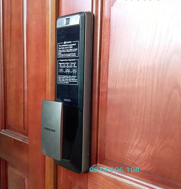 Khóa cửa thông minh Samsung SHP-DP609AS/EN được tích hợp những tính năng, công nghệ hiện đại, khóa cửa an toàn, kiểm soát từ xa thông qua app trên điện thoại nên độ bảo mật rất cao