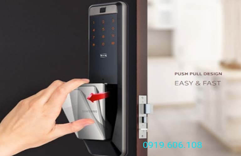 Khóa cửa thông minh Samsung SHP-DP609AS/EN có thiết kế tay cầm dễ sử dụng, thuận tiện hơn khi đóng mở cửa