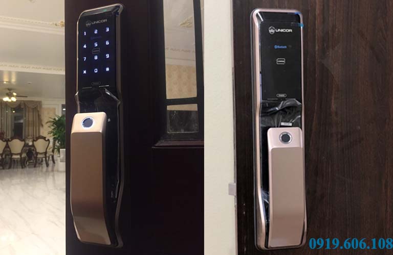 Hình ảnh thật khi lắp đặt khóa cửa thông minh Unicor PM8000BWSK trên cửa gỗ