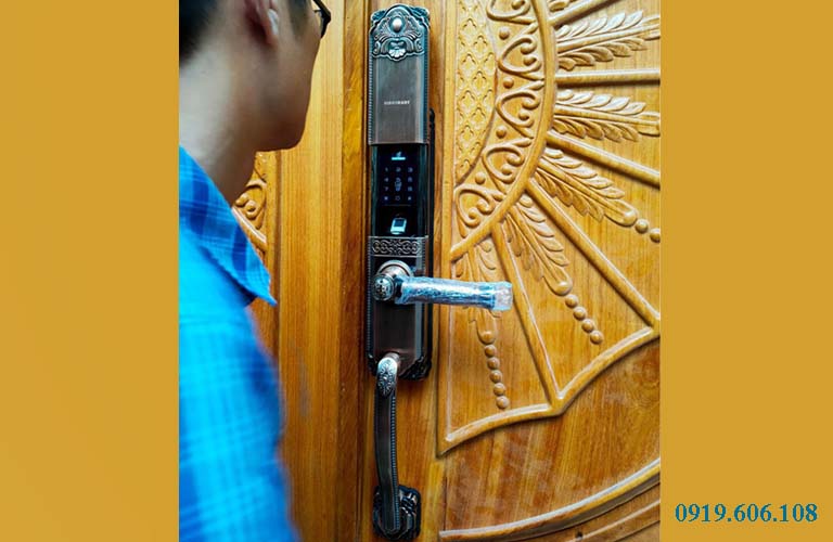 Hình lắp đặt thực tế của khóa cửa vân tay Viro Smart Lock 4in1 VR-HB90031