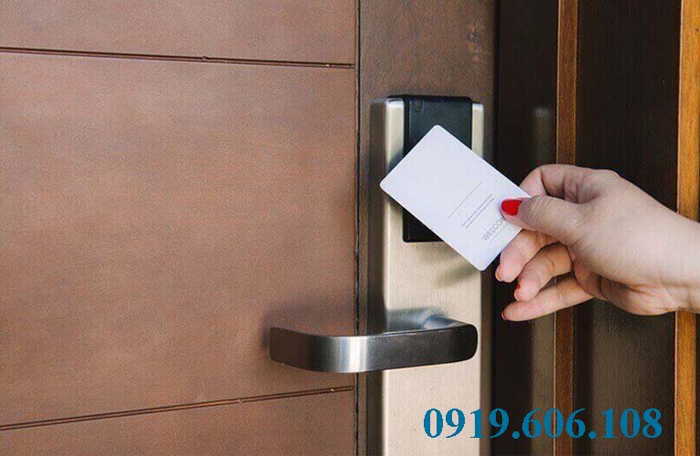Thẻ từ được sử dụng để mở cửa khóa cửa từ thay thế cho chìa khóa cơ