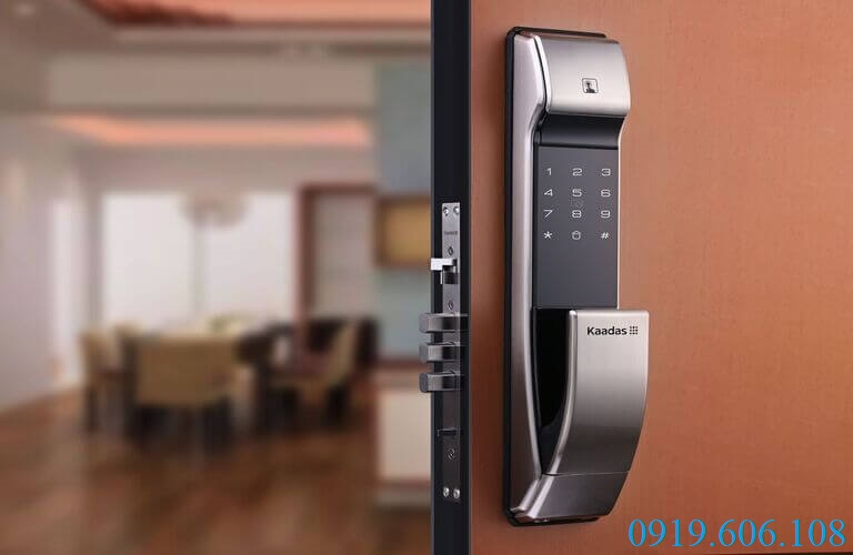 Sử dụng khóa thẻ từ điện tử cho cửa chung cư giúp nâng cao độ bảo an cho cánh cửa