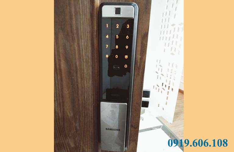 Hình ảnh ngoài đời của khóa cửa điện tử Samsung SHP-DP609 dùng cho cửa gỗ