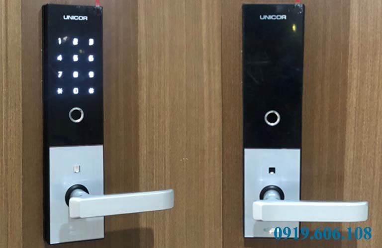 Khóa cửa điện tử dùng cho cửa gỗ Unicor M6700BK chính hãng