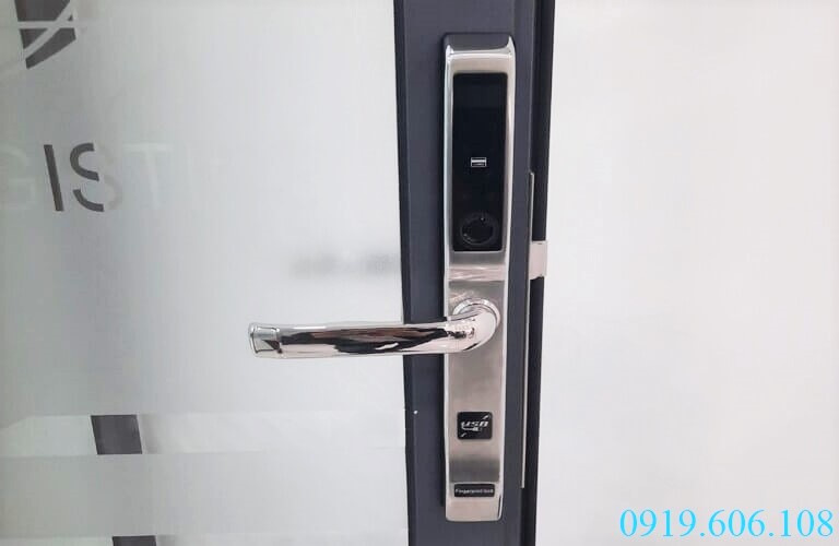Khóa cửa vân tay Viro Smart Lock 4in1 VR-S30C thiết kế thon gọn, dùng cho các loại cửa nhôm đố cửa hẹp