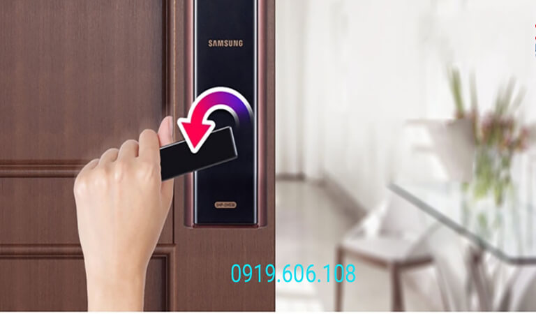 Khóa cửa vân tay Samsung SHP-DH538MU/EN với thiết kế tay nắm tiện dụng, giảm bớt lực tác động giúp mở cửa dễ dàng hơn