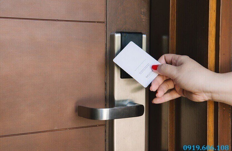 Với thẻ từ NFC, việc mở khóa cửa trở nên dễ dàng hơn bao giờ hết. Thuận tiện, an toàn và nhanh chóng, bạn chỉ cần đưa thẻ vào điểm đọc và cửa sẽ tự động mở. Hơn nữa, thẻ từ này còn có thể được sử dụng trong nhiều mục đích khác nhau như thanh toán, điều khiển các thiết bị điện tử,...