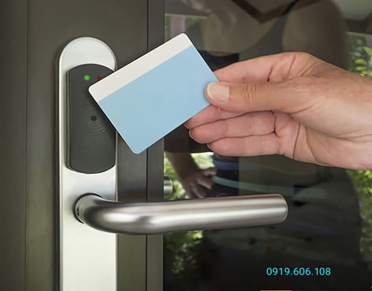 Công nghệ thẻ từ Mifare có độ bảo mật cao, kiểm soát an ninh hiệu quả và tiện lợi, quẹt thẻ không tiếp xúc, mở khóa dễ dàng và nhanh chóng