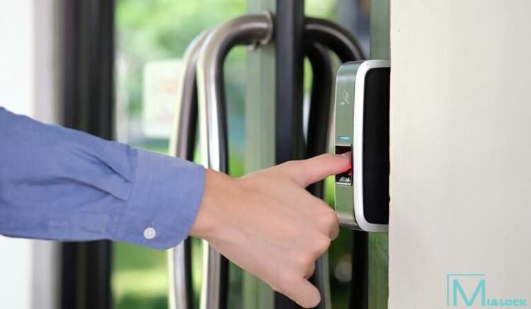 Bạn nên thường xuyên kiểm tra và bảo dưỡng khoá cửa vân tay để đảm bảo kéo dài tuổi thọ thiết bị